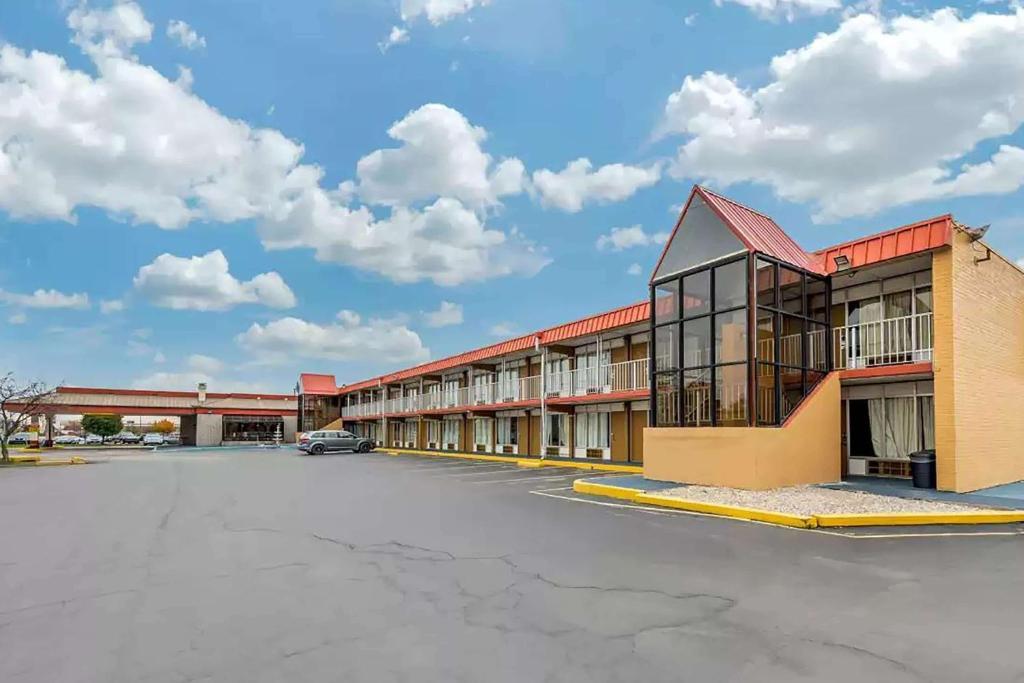 Days By Wyndham Toledo Hotel
